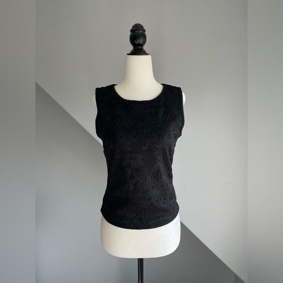 Fitted Sleeveless Regal Print Top in Black - Picture 4 of 6
